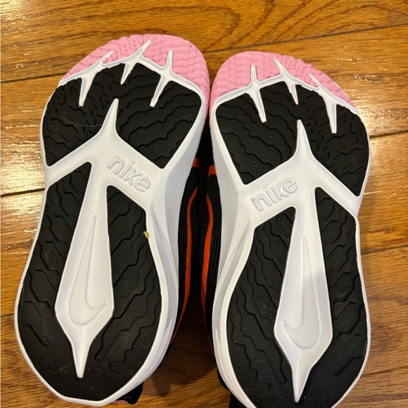 Nike Black and Pink Sneakers NWOT - Picture 4 of 6